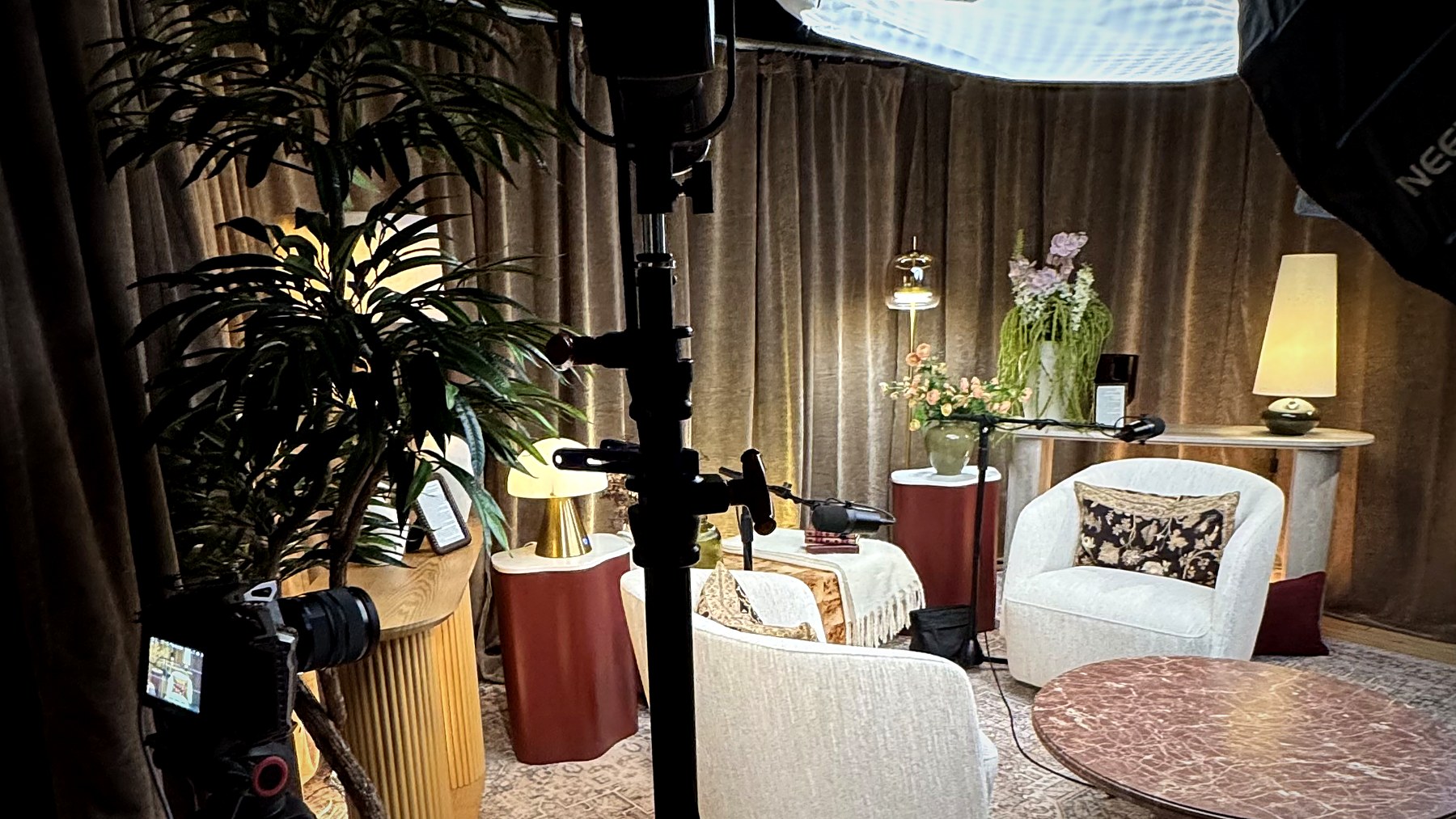 Another Matière Média studio, in a warm living-room set